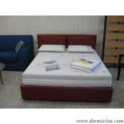 panoramica de letto completo di materasso e accessori
