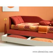 divano moderno con cassetto aperto