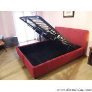 panoramica del letto con la rete alzata per accesso al vano contenitore